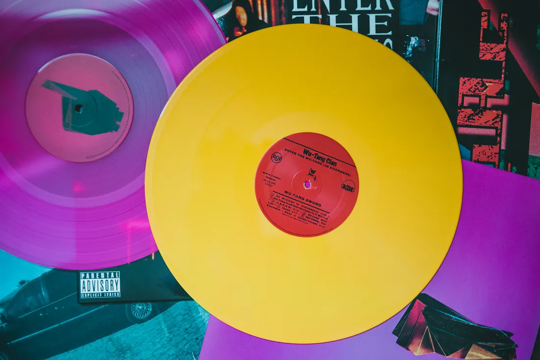 Többféle színváltozat gyártása egy vinyl rendelésen belül: Előnyök és hátrányok