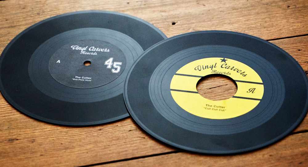 Miért van nagy lyuk a régi vinyl kislemezeken, és miért lett később kicsi?